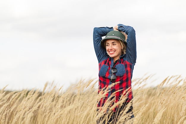 Gratis foto het gelukkige vrouw stellen met tarwe