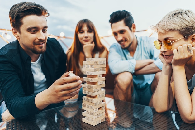 Het gezelschap van jongeren die bordspel spelen