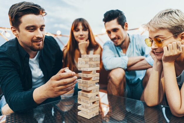 Het gezelschap van jongeren die bordspel spelen