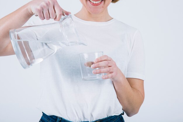 Het gietende water van de gewassenvrouw op witte achtergrond