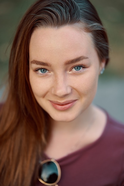 Gratis foto het glimlachen het jonge portret van de vrouwenclose-up in openlucht