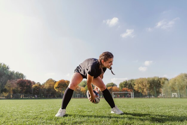 Het glimlachen meisje het spelen met een rugbybal