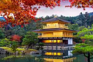 Gratis foto het gouden paviljoen. kinkakuji-tempel in de herfst, kyoto in japan.