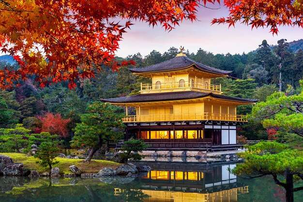 Het gouden paviljoen. Kinkakuji-tempel in de herfst, Kyoto in Japan.