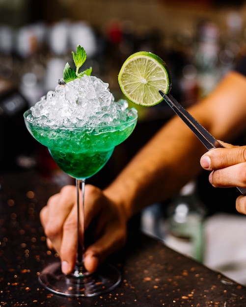 Het groene van het de alcoholische drankijs van Margarita midori zijaanzicht van de de muntkalk