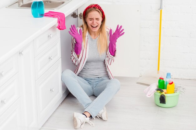 Het hoge hoek jonge vrouw schoonmaken