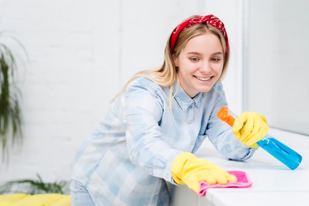 Gratis foto het hoge hoek jonge vrouw schoonmaken