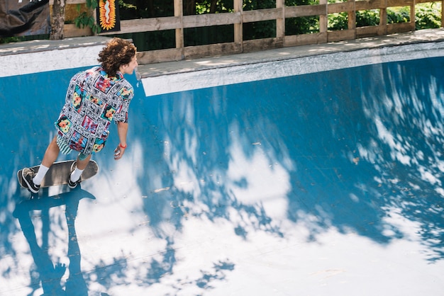 Het in evenwicht brengen van de mens op skateboard