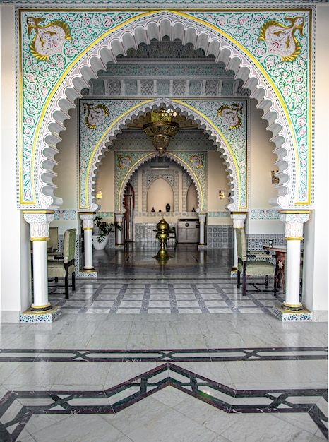 Het interieur van de kamer is in traditionele islamitische stijl met veel details en ornamenten.