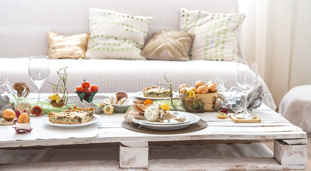 Het interieur van de kamer met een feestelijke paastafel