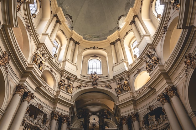 Het interieur van de kerk met gouden lijstwerk aan de binnenkant