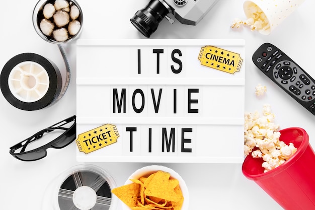 Gratis foto het is filmtijd belettering met cinema-elementen