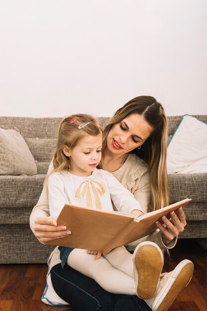 Het jonge boek van de vrouwenlezing aan dochter dichtbij laag