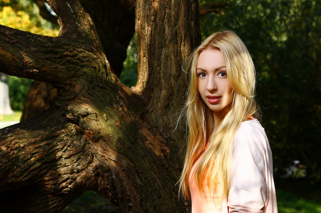 Gratis foto het jonge en aantrekkelijke dame stellen in park