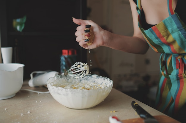 Gratis foto het jonge meisje bereidt dessert voor