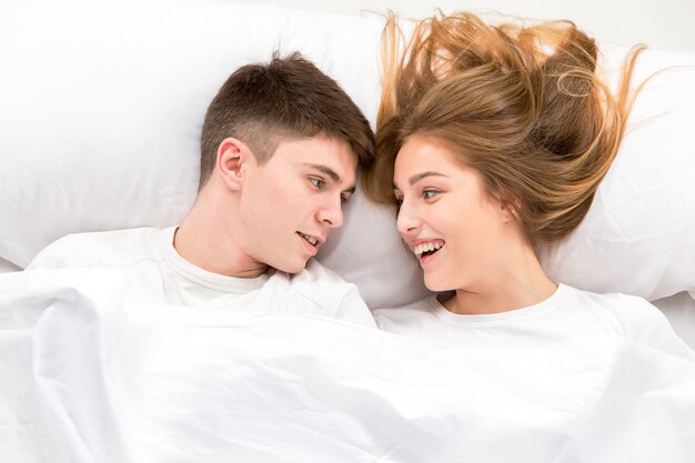 Het jonge mooie paar liggend in een bed