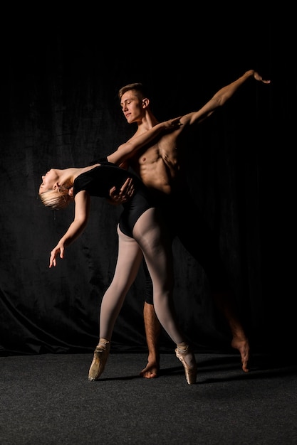 Gratis foto het jonge paar stellen in balletuitrustingen