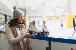 Gratis foto het jonge vrouw kijken en schaatsen