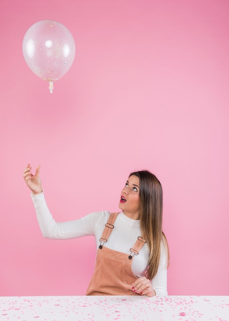 Het jonge vrouw spelen met luchtballon