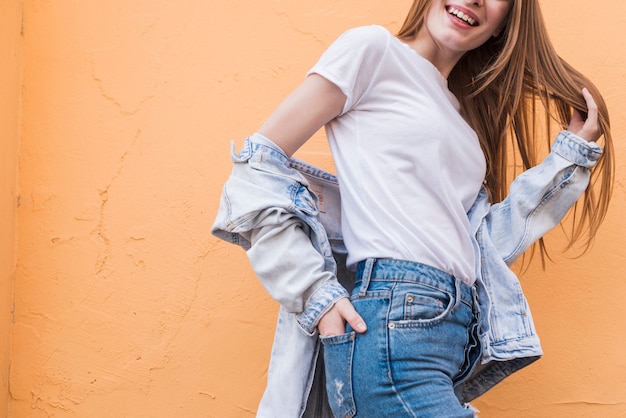 Het jonge vrouw stellen met hand in zak