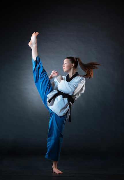 Gratis foto het karatemeisje met zwarte band