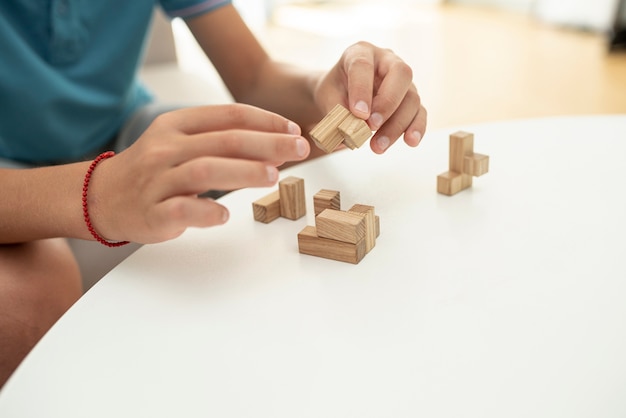 Gratis foto het kind dat van de close-up jenga speelt