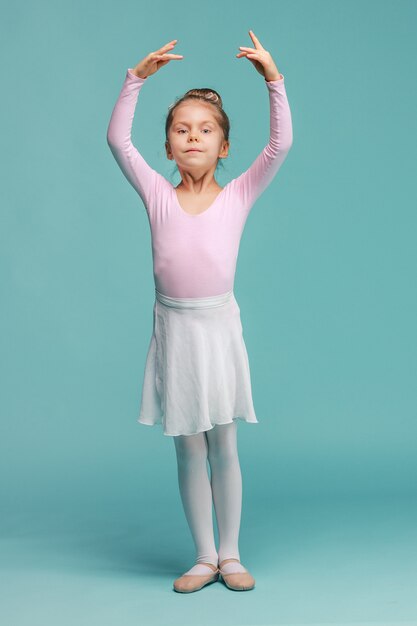 Het kleine meisje als balerina danser op blauwe studio