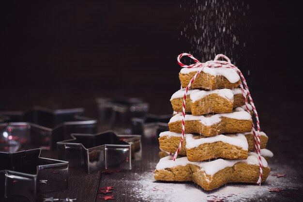 Het koekjesboom van Kerstmis die met van de de snijderpeperkoek van het sterkoekje nieuwe het jaarmaasrty wordt gemaakt