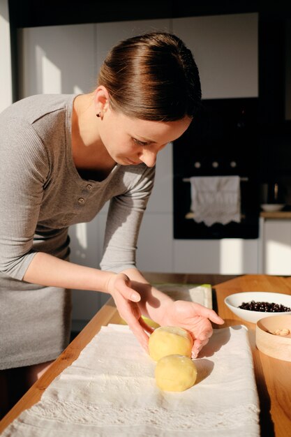 Het koken van naar huis gemaakt deeg op een zonnige dag