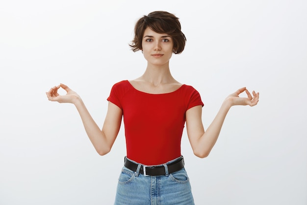 Het korte haarmeisje stellen in rode t-shirt