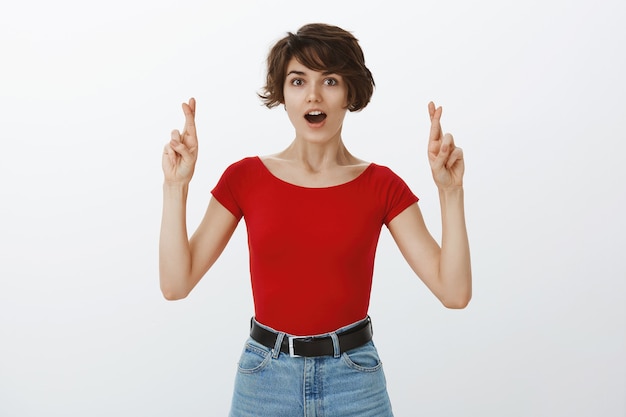 Het korte haarmeisje stellen in rode t-shirt