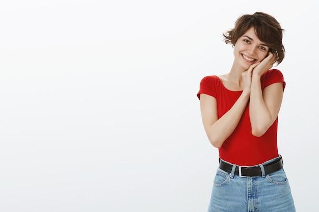 Het korte haarmeisje stellen in rode t-shirt