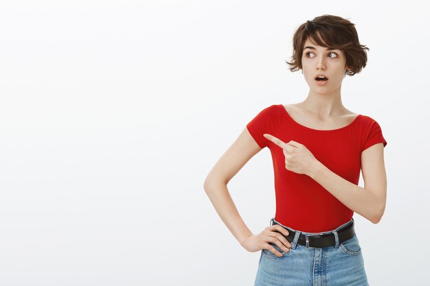 Het korte haarmeisje stellen in rode t-shirt