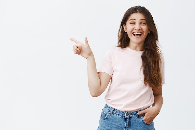 Het lachen jonge brunette poseren