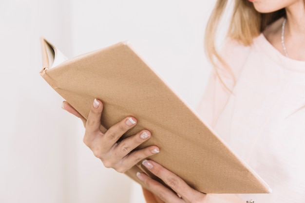 Gratis foto het leesboek van de gewassenvrouw