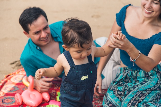 Gratis foto het leren van de peuter om met moedershulp te lopen