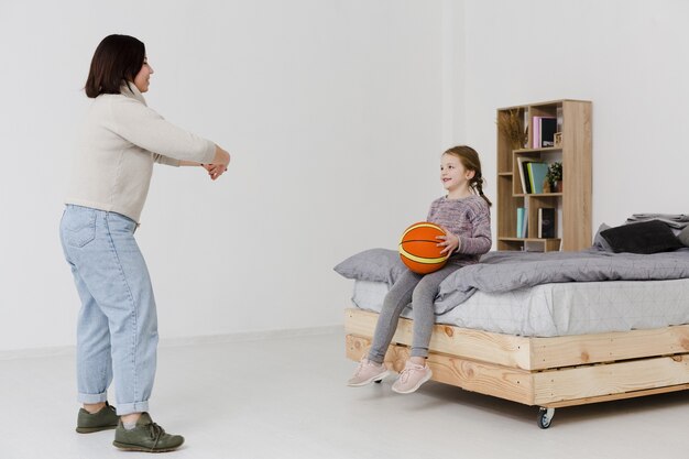 Het leuke basketbal van de dochterholding binnen