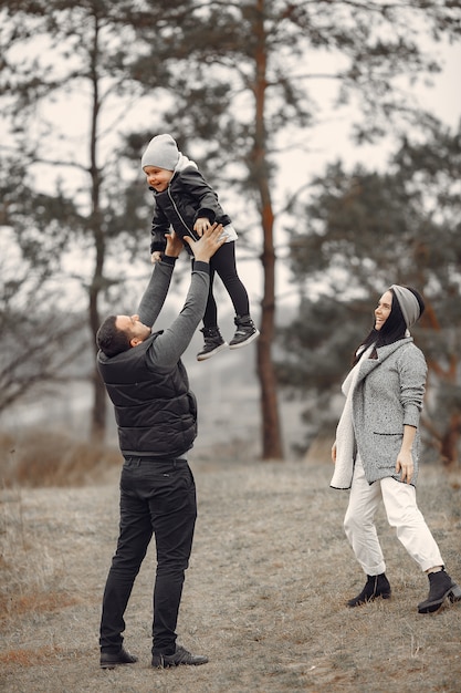 Gratis foto het leuke familie spelen in een de lentebos