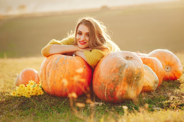 Het leuke meisje heeft een rust in een de herfstpark