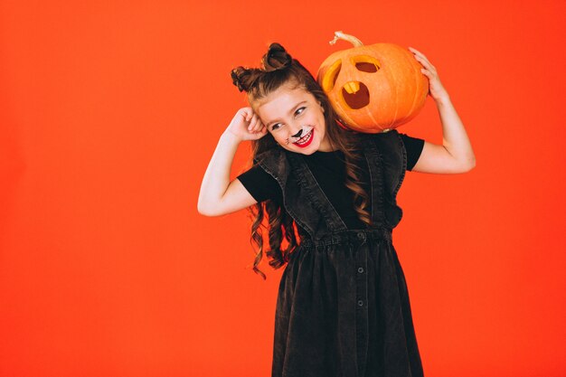 Het leuke meisje kleedde zich in Halloween-kostuum in studio