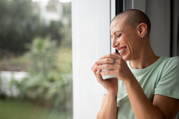 Het leven thuis genietend van een warme drank