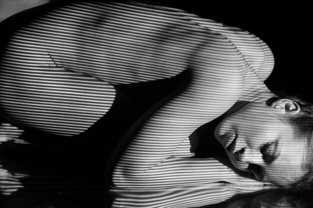 Het lichaam van de vrouw met zwart-wit gestreepte strepen