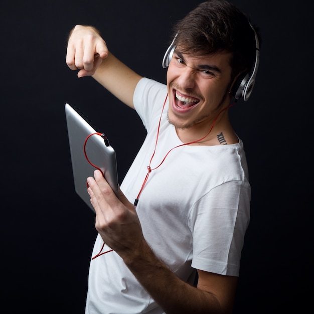 &quot;Het luisteren muziek man wijzend op de camera&quot;