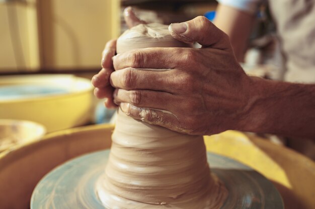 Het maken van een pot of vaas van witte klei close-up. Meesterpot.