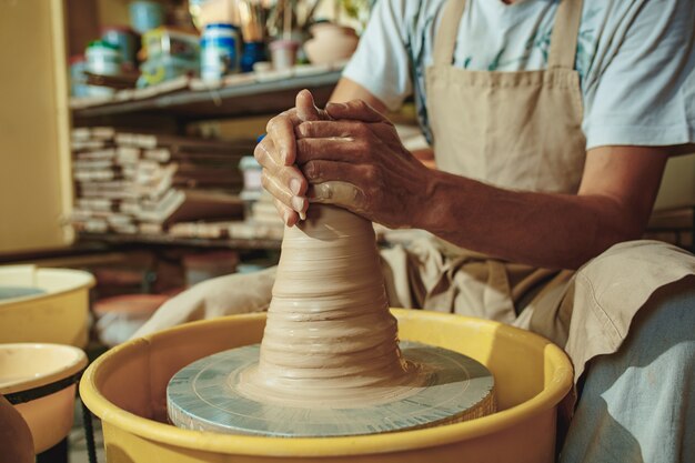 Het maken van een pot of vaas van witte klei close-up.