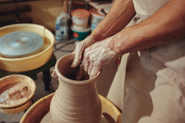 Het maken van een pot of vaas van witte klei close-up.