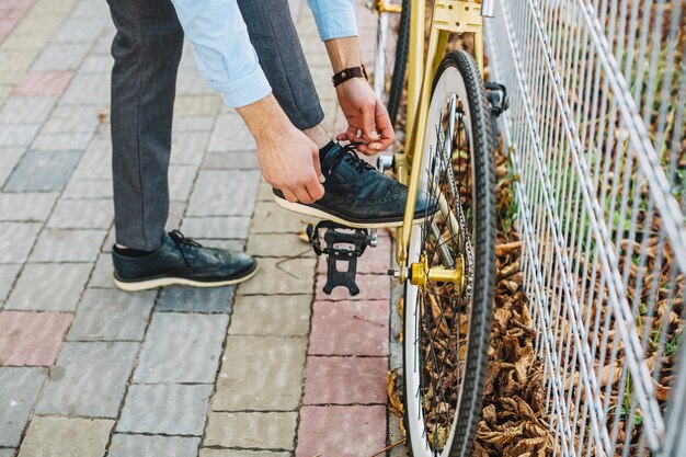 Het man bindende kant van het gewas dichtbij fiets