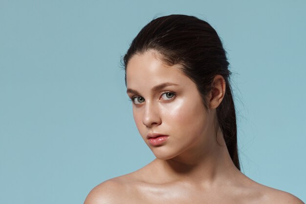 Het manierportret van vrouw met natuurlijk maakt omhoog.