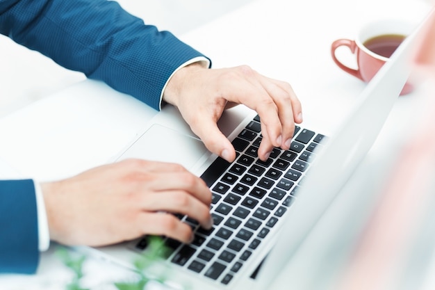 Het mannetje overhandigt het toetsenbord van laptopcomputer