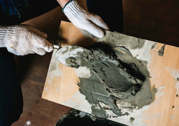 Het manusje van alles bereidt cementgebruik voor bouw voor